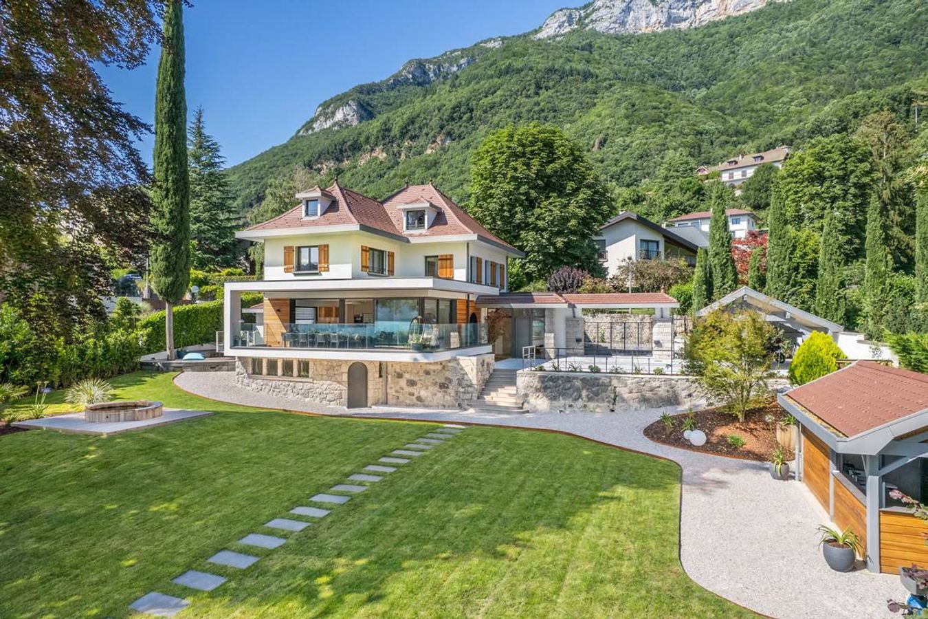 Vue extérieure de la Villa Bleu Rivage au bord du lac d’Annecy